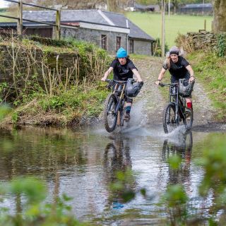 Chystáte sa cez víkend na turistiku či bicykel, ale má pršať? Nenechajte sa odradiť. Vybavte sa nepremokavými ponožkami...