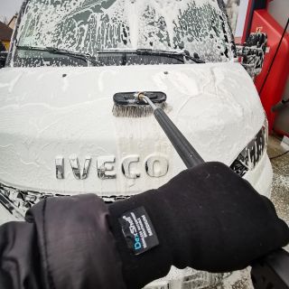 Nepremokavé rukavice Dexshell sú každodenným pomocníkom v autopožičovni pri umývaní áut.