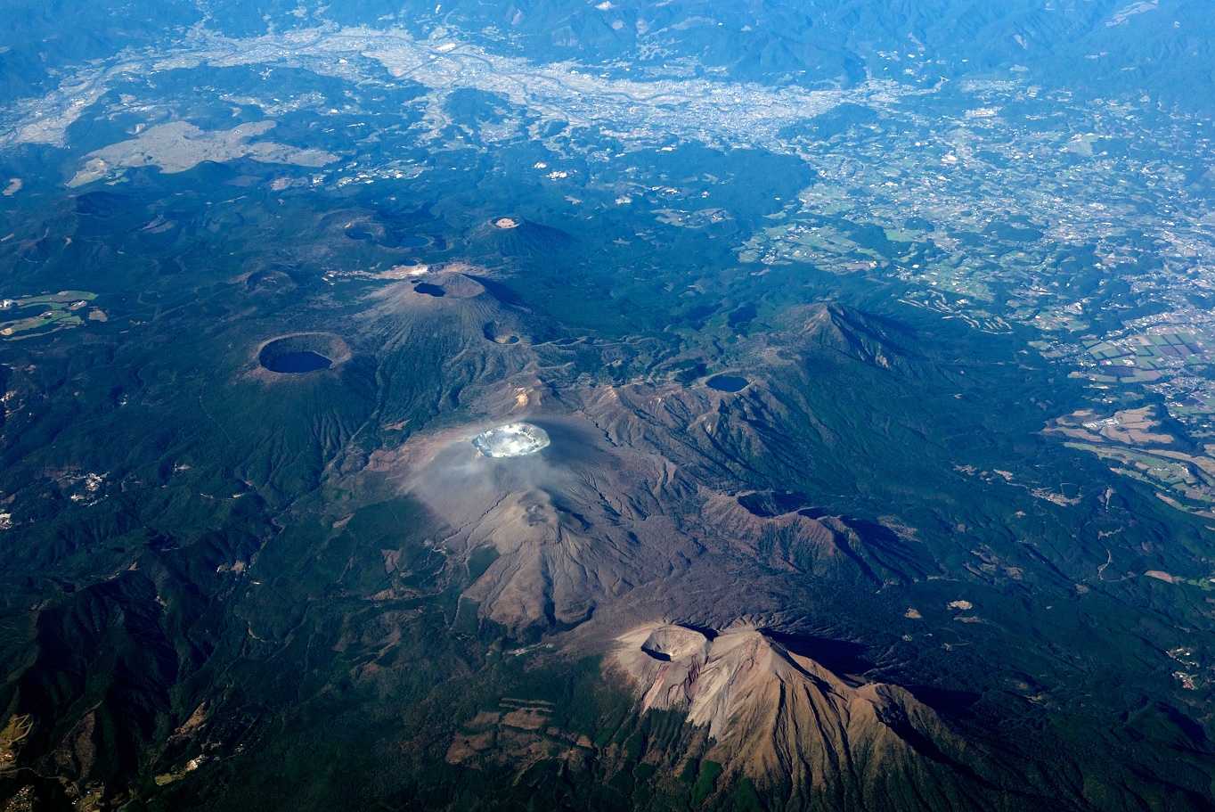 Kirishima_volcano_20111125
