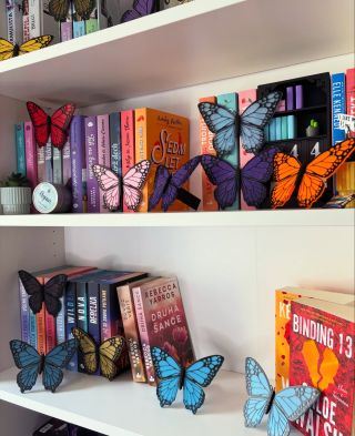 Jaro už je skoro tady 🩷🌸 Je čas si přivolat trochu toho jara i do knihovny. A to můžeš s našimi inserty. Na eshopu najdeš...