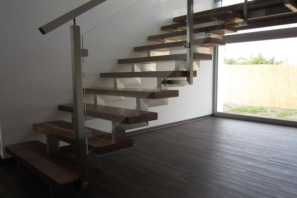 Z jakých materiálů se vyrábí schody?