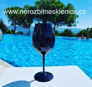 A jaké sklenice dodáme vám? Na doma i do firmy. Potřebujete 2 kusy, 6, 12, nebo rovnou 100 kusů? Číré, barevné, s potiskem...