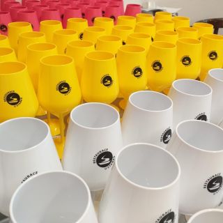 A jaké sklenice dodáme vám? Na doma i do firmy. Potřebujete 2 kusy, 6, 12, nebo rovnou 100 kusů? Číré, barevné, s potiskem...