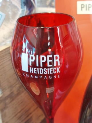 A jaké sklenice dodáme vám? Na doma i do firmy. Potřebujete 2 kusy, 6, 12, nebo rovnou 100 kusů? Číré, barevné, s potiskem...