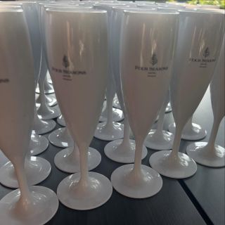 A jaké dodáme Vám? Nerozbitné sklenice – čiré i barevné, s potiskem i bez. Vhodné pro alko i nealko, víno, prosecco,...