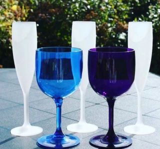 nerozbitné sklenice – čiré i barevné, s potiskem i bez. Vhodné pro alko i nealko, víno, prosecco, koktejly, teplé i...