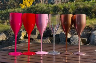 nerozbitné sklenice – čiré i barevné, s potiskem i bez. Vhodné pro alko i nealko, víno, prosecco, koktejly, teplé i...