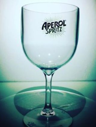 A jaké krásné sklenice vyrobíme Vám? Krása, elegance, klid, pohoda a hlavně bezpečí www.nerozbitnesklenice.cz