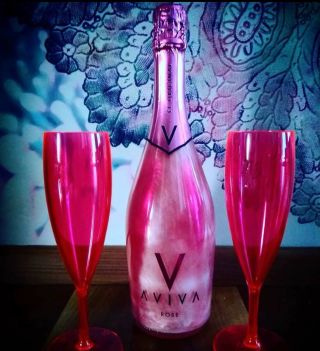 A jaké krásné sklenice vyrobíme Vám? Krása, elegance, klid, pohoda a hlavně bezpečí www.nerozbitnesklenice.cz