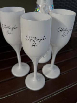 A jaké krásné sklenice dodáme Vám? Krása, elegance, klid, pohoda a hlavně bezpečí www.nerozbitnesklenice.cz