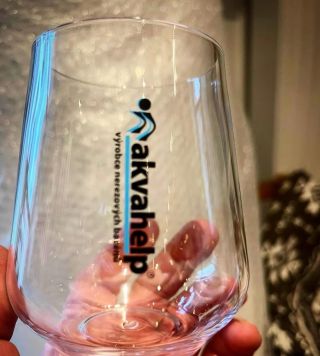 Léto, bazén a naprostý klid. Naše elegantní nerozbitné sklenice vypadají přesně jako ze skla, ale vydrží každý náraz....