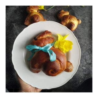 Velikonoční zajíčci z domácí pekárny 💛 Suroviny na těsto: 220 g plnotučného mléka 1 lžíce sušeného droždí 80 g třtinového...