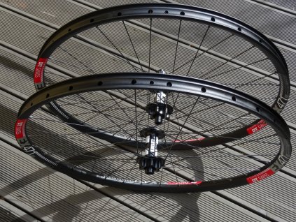 MTB 27,5 kola: náboje DT Swiss 350, ráfky DT Swiss EX 471