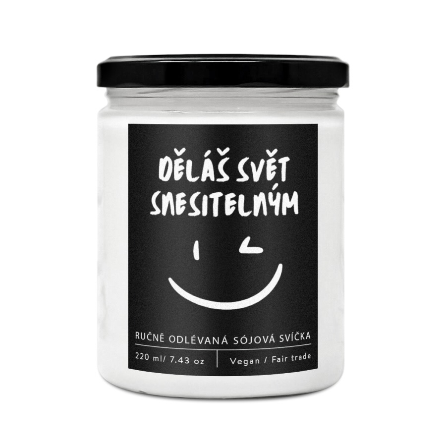 Designová handmade svíčka DĚLÁŠ SVĚT SNESITELNÝM s vůní černých hroznů 220ml Soaphoria