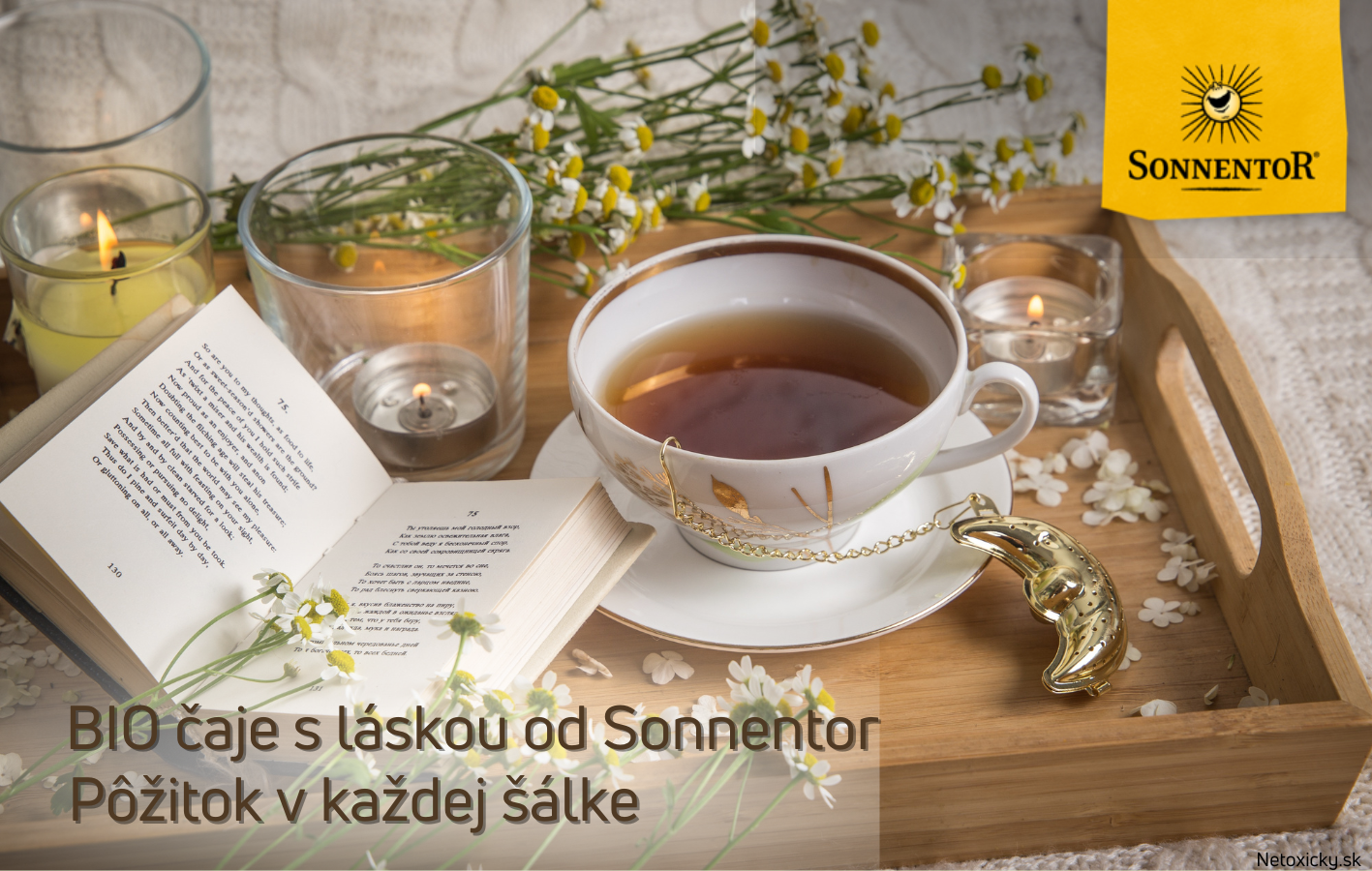 tri druhy čaju Sonnentor, rooibos, poznávacia sada a čaj šťastia. Na spodnej strane je logo firmy sonnentor a šálka s čajom