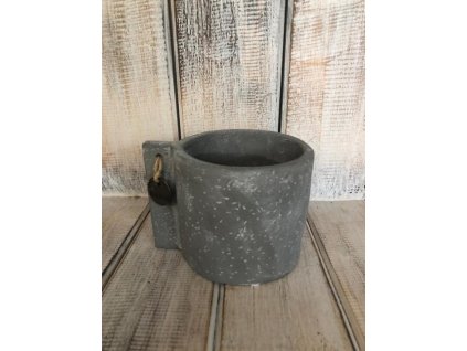 Betonový květináč s mincí