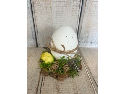 Betonové vejce na dřevěném podstavci
