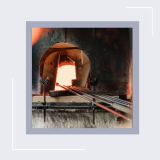 pec nemůže fungovat jen půl plynu, když rozžhavit, tak pořádně #ceskydarek #czechdesign #sklo #glass #czechglass...