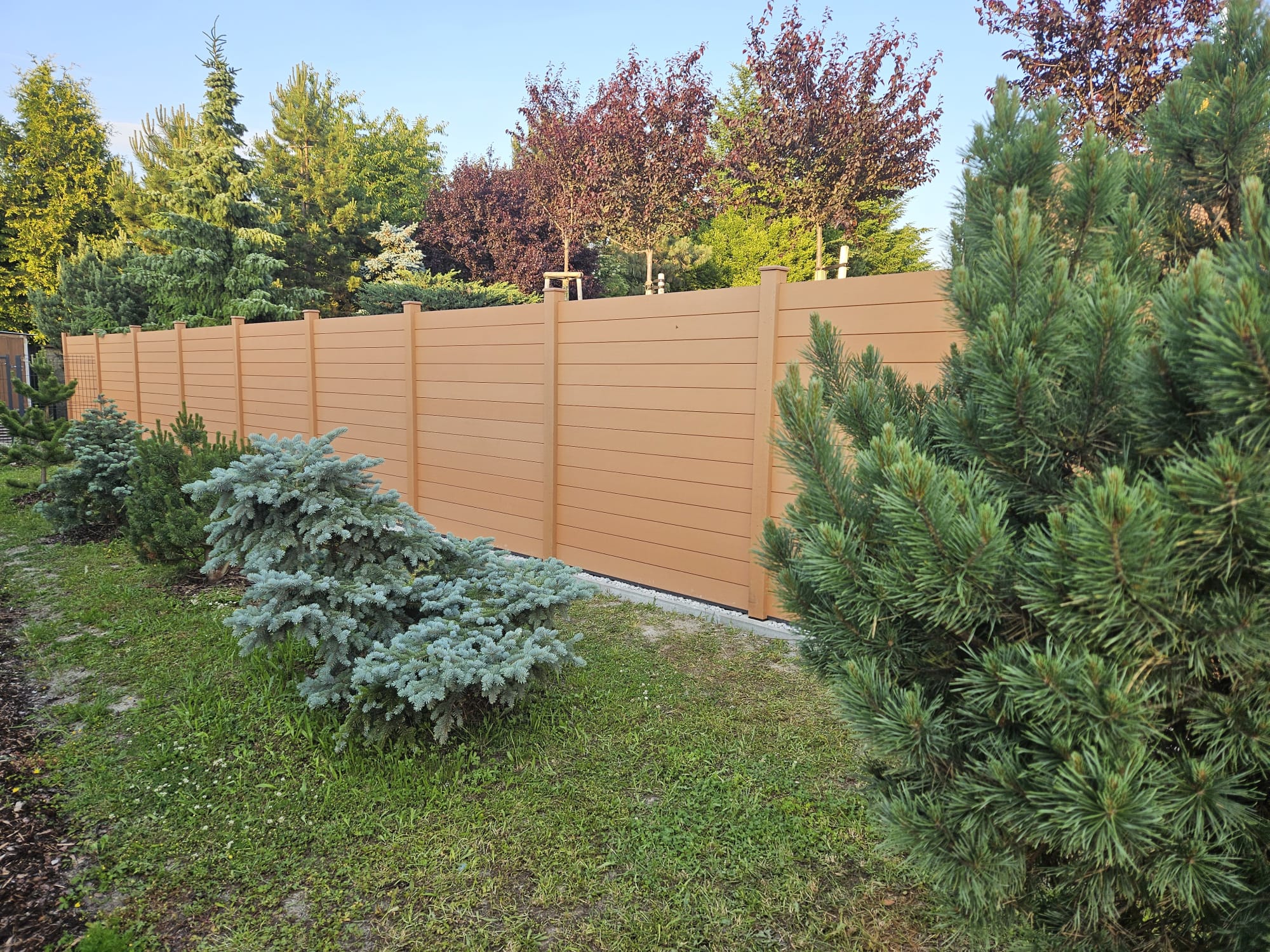 WPC plot Nextfence vs. betonový plot: Proč je moderní WPC materiál lepší volbou?