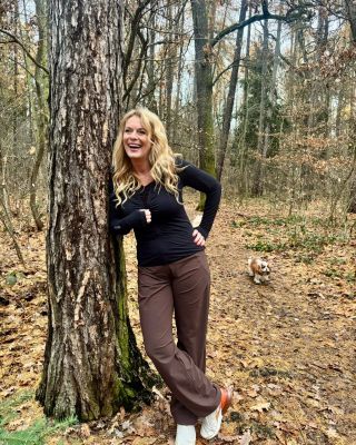 Lehkost pohybu, pohodlí a styl v každém kroku 🍂 Herečka Lucie Benešová oblékla kalhoty EK938 a mikinu ZB201 od NEYWER –...