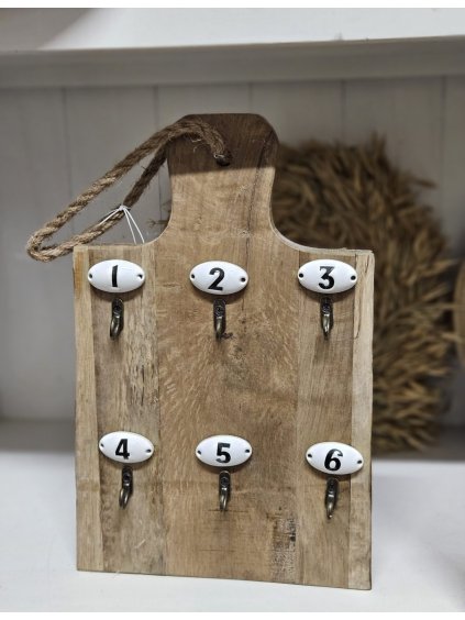 Drevený vešiak na kľúče