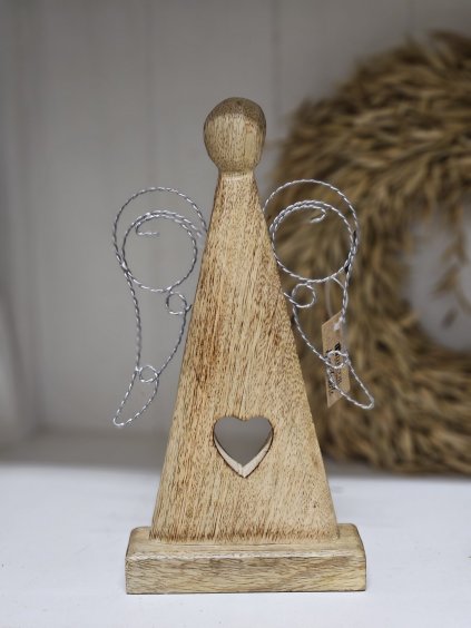 Drevený anjel so srdcom – strážca pokoja a domova