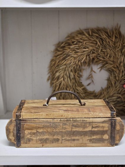 Rustikálna drevená truhlica s kovovým držadlom