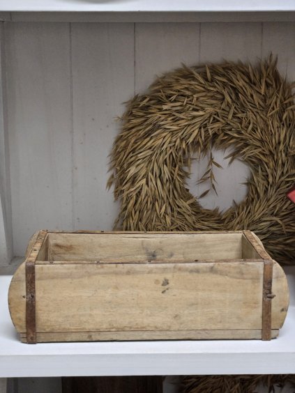 Rustikálna drevená debnička s kovovými detailmi