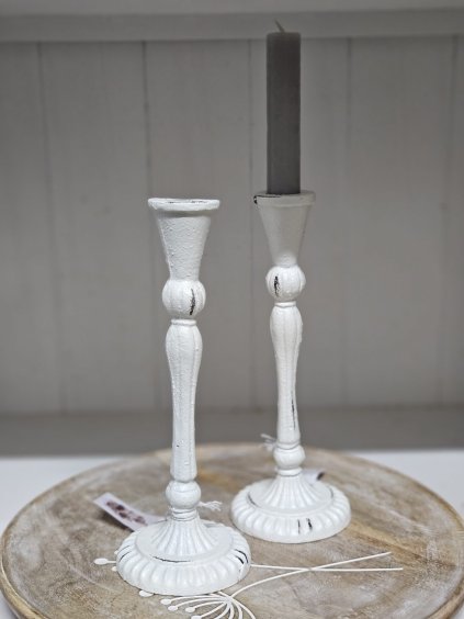 Kovový svietnik v bielej patine