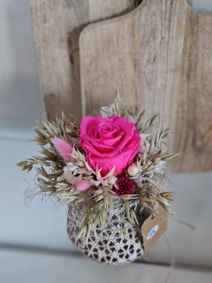 Stabilizovaná cyklámenová ruža v rustikálnom kovovom košíku