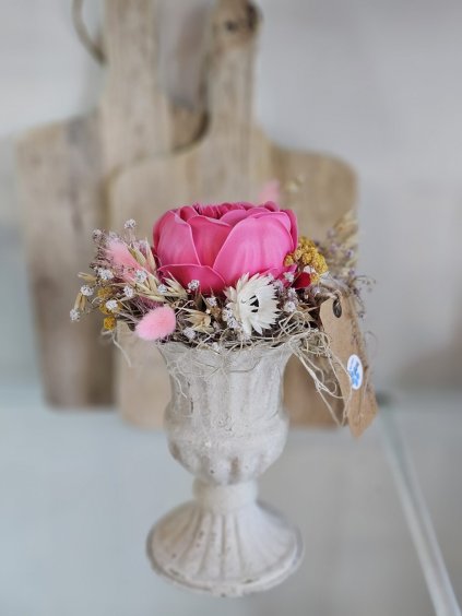 Mydlová pivónia v elegantnom pohári