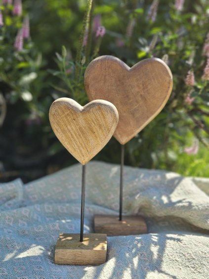 Drevená dekorácia – srdce na stojane (Veľkosť S)