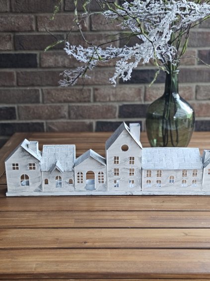 Dekoratívny domček z kovu