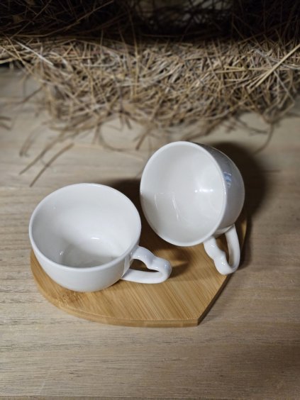 Keramické šálky na drevenom podstavci