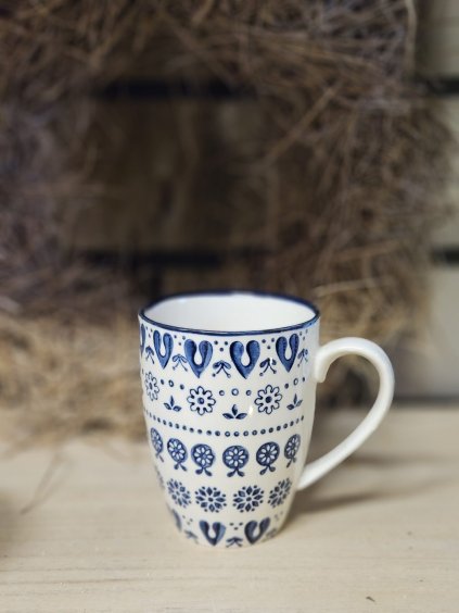 Hrnček s tradičným folklórnym vzorom