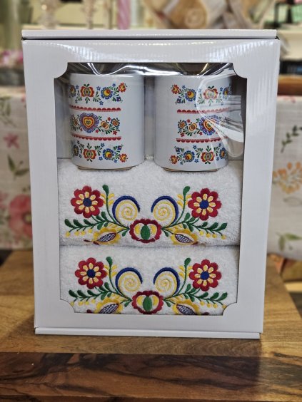 Darčeková sada s ľudovým motívom – 2 hrnčeky + 2 uteráky