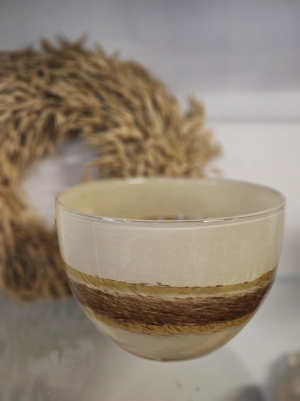 Sklenená misa s hnedým prelivom