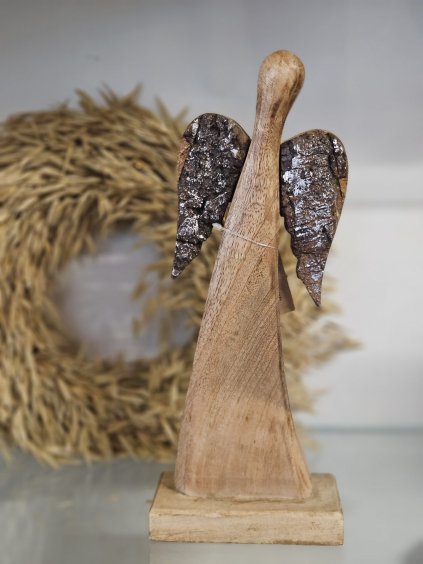 Drevený anjel z mangového dreva