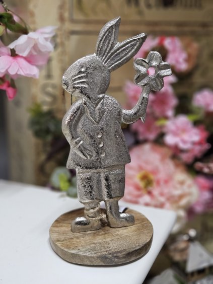 Kovová figúrka zajaca na drevenom podstavci