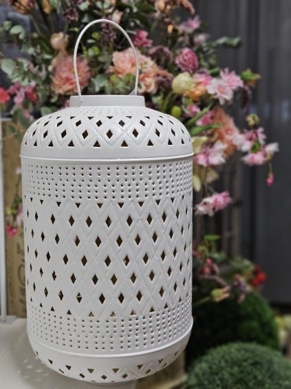 Elegantný kovový lampáš