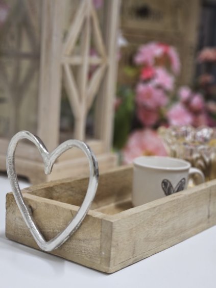 Drevená servírovacia tácka s kovovými úchytkami v tvare srdca