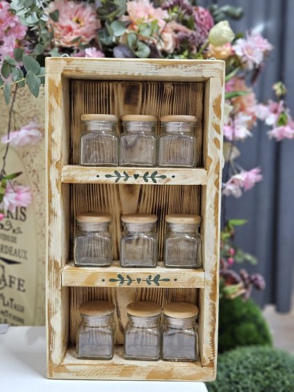 Drevená polička na koreničky so sklenenými nádobkami