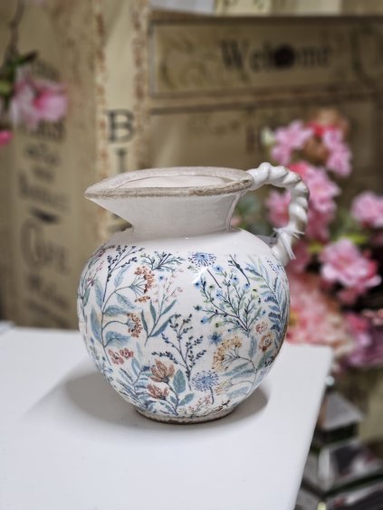 Keramický džbán s kvetinovým motívom