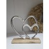 Dekorácia „Dve srdcia“ – strieborný kov na drevenom podstavci