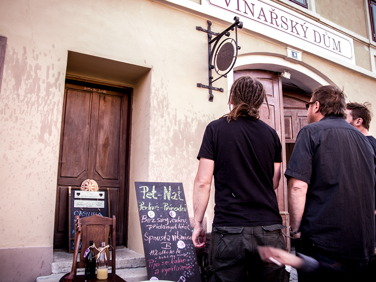 Zničená fasáda ve Valticích