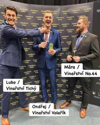 3 bratři! Všichni báječní vinaři. Všichni ve spolku Dunajovské kopce. Dva z nich součástí Neznámých vinařů. A jeden z nich...