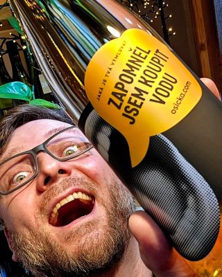 Už v sobě také máte láhev krutě pitelného suchého fríza? Proč byste měli? Třeba protože jste zapomněli koupit vodu.