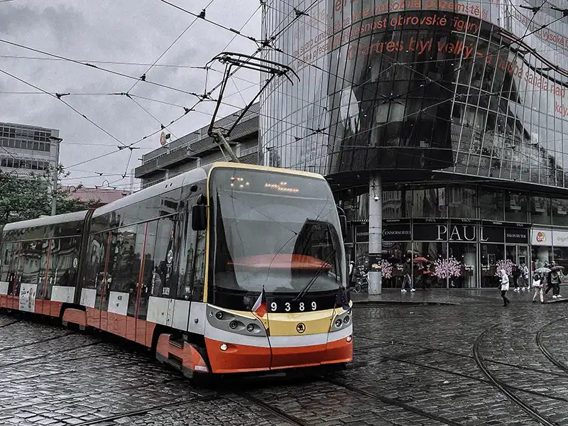 Tramvaj v pozadí budovy Anděl Park v Praze 5. Tramvaj v pozadí budovy Anděl Park v Praze 5.