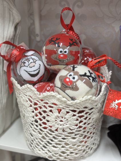 Ponožky v dárkové kouli červený sob