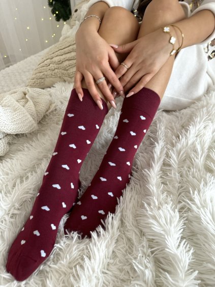 Vínové ponožky se srdíčky vysoké